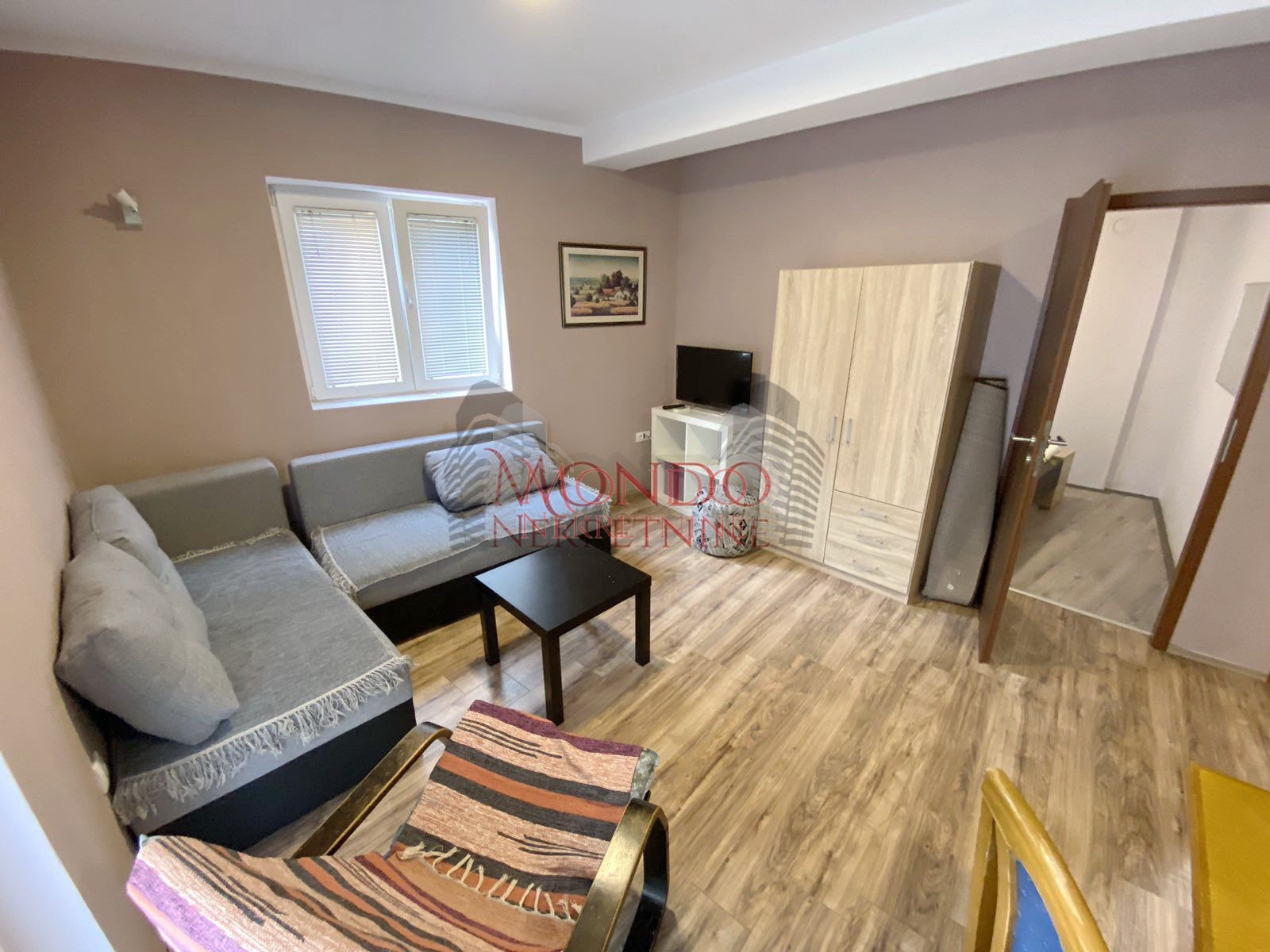 Izdaje se jednoiposoban stan kod Filozofskog fakulteta, ul.Prvomajska