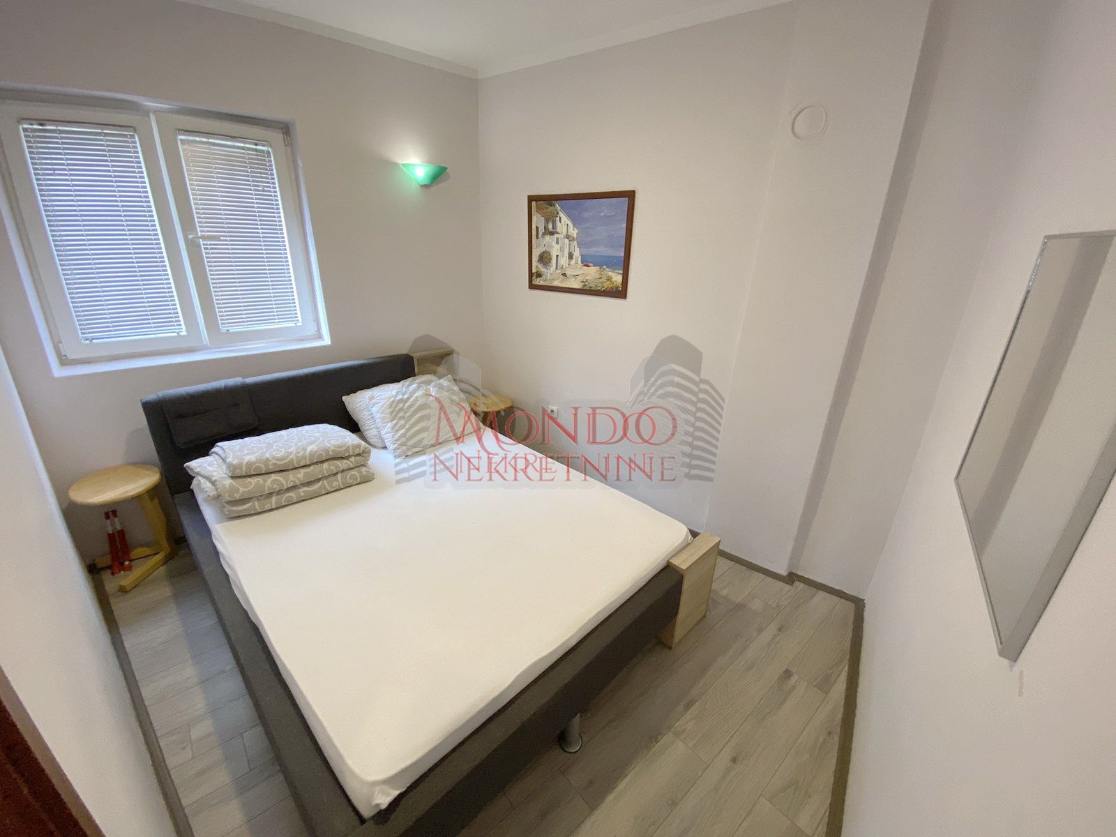 Izdaje se jednoiposoban stan kod Filozofskog fakulteta, ul.Prvomajska