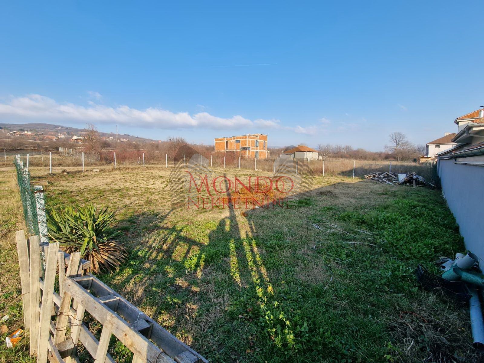 Izdaje se ogradjen plac od 400m2 do Gornjomatejevacke ulice