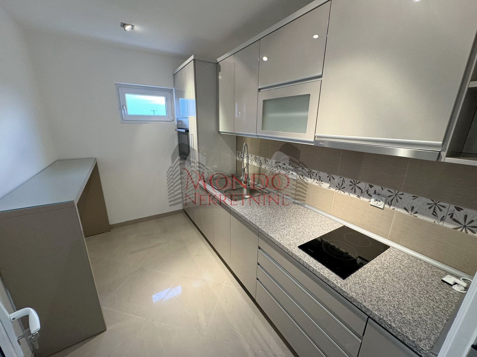 Izaje se hala sa kancelarijama na glavnom putu Leskovac-Vlasotince