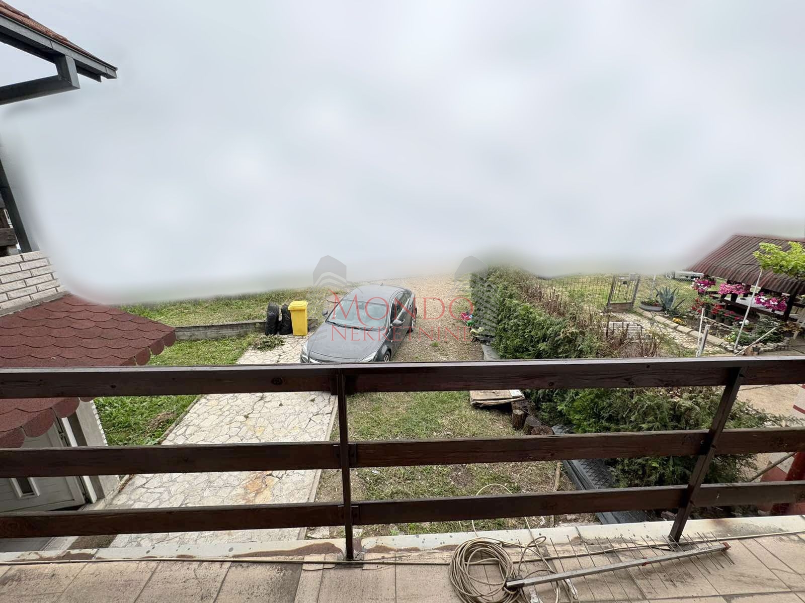 Na prodaju kuca sa poslovnim objektom u Donjem Komrenu na glavnom putu