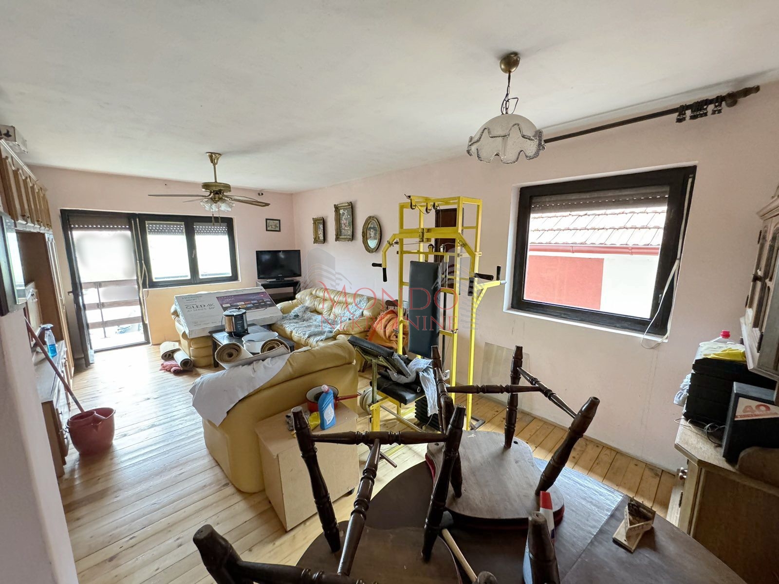 Na prodaju kuca sa poslovnim objektom u Donjem Komrenu na glavnom putu