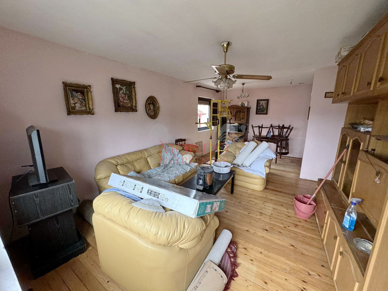 Na prodaju kuca sa poslovnim objektom u Donjem Komrenu na glavnom putu