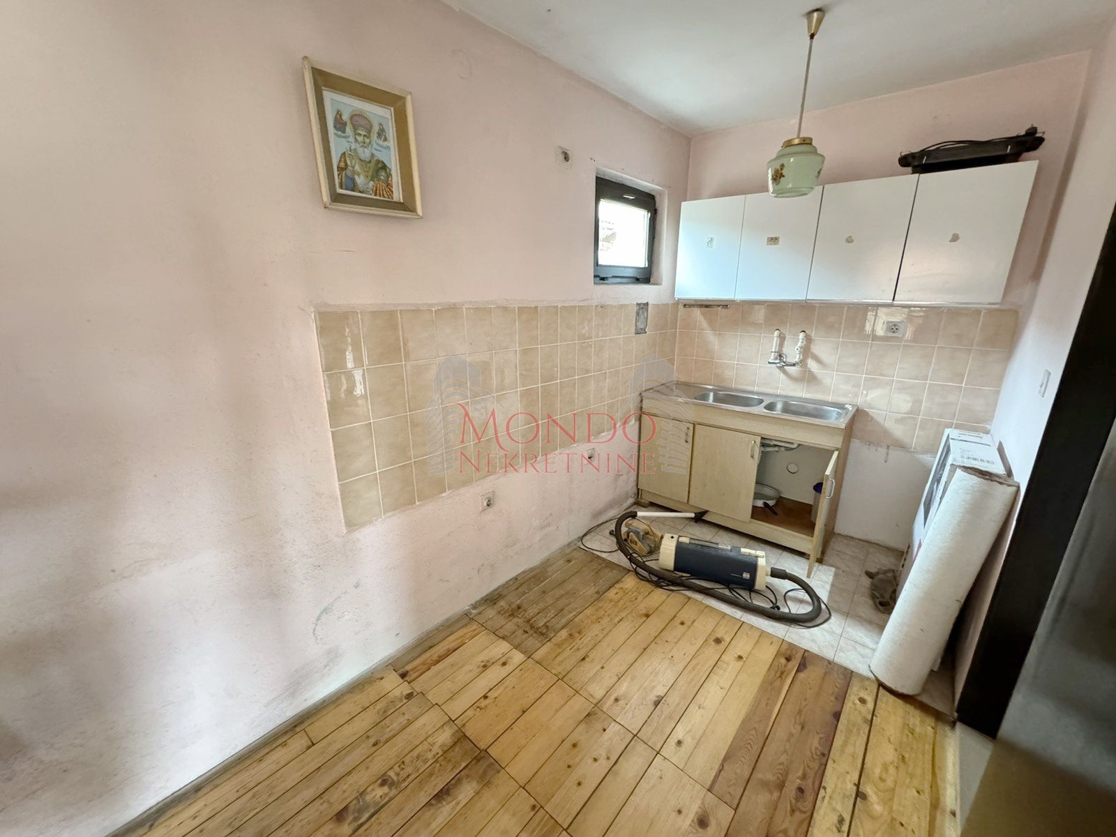 Na prodaju kuca sa poslovnim objektom u Donjem Komrenu na glavnom putu