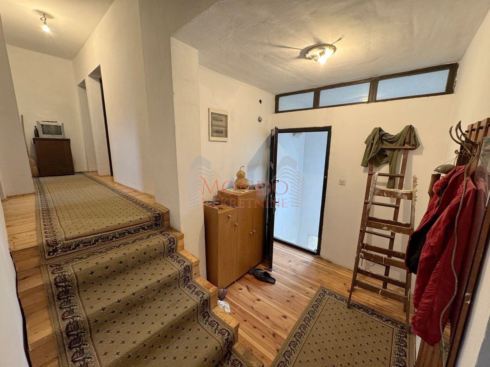 Na prodaju kuca sa poslovnim objektom u Donjem Komrenu na glavnom putu