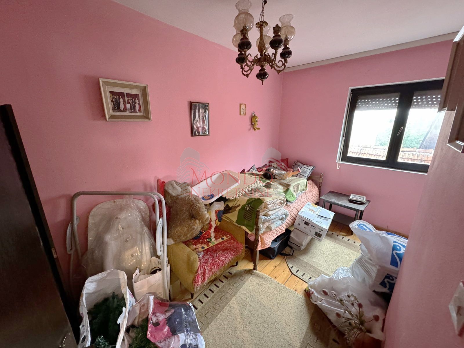 Na prodaju kuca sa poslovnim objektom u Donjem Komrenu na glavnom putu