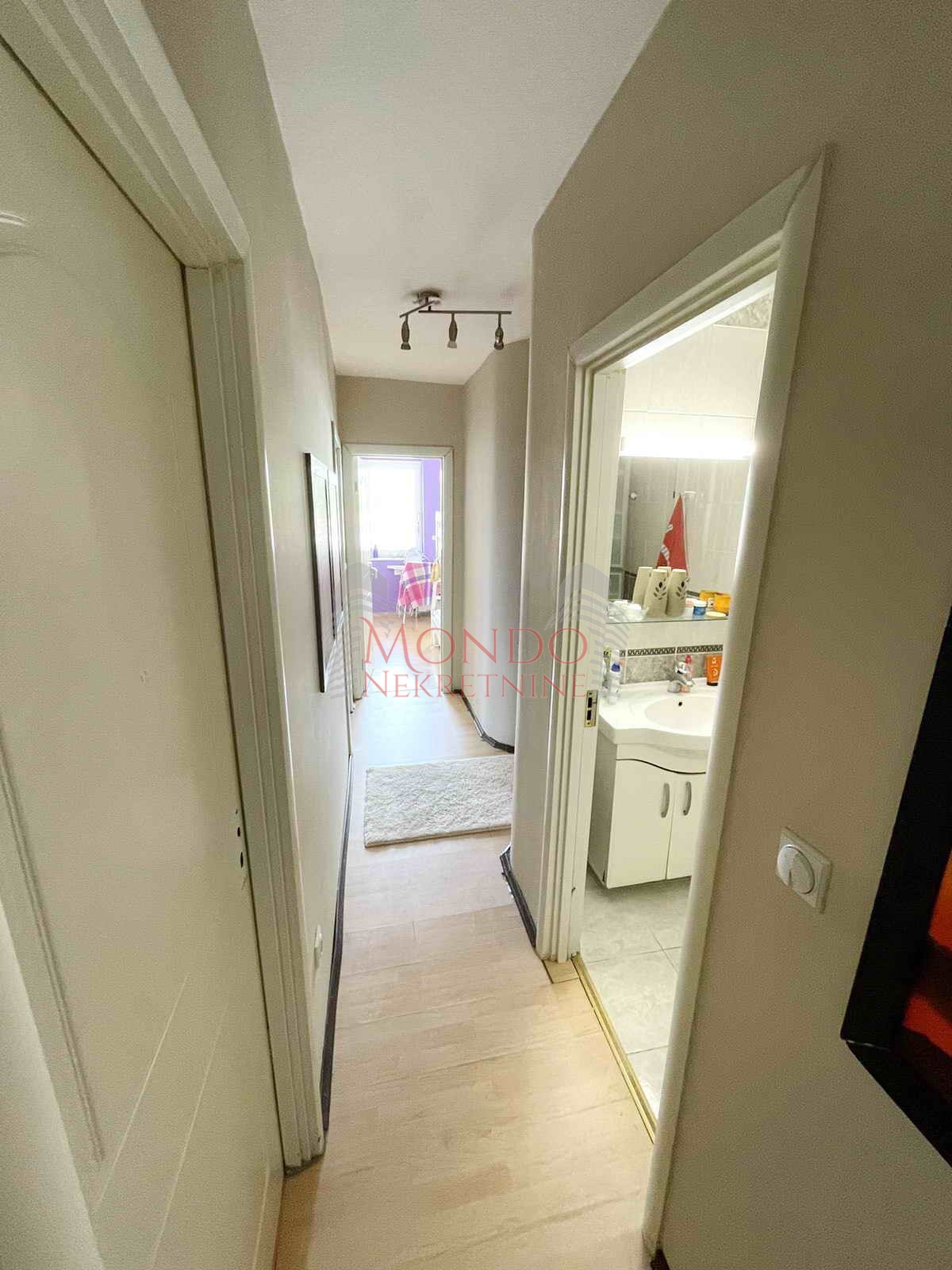 Četvorosoban stan u magodnu, renoviran, cg, Niš