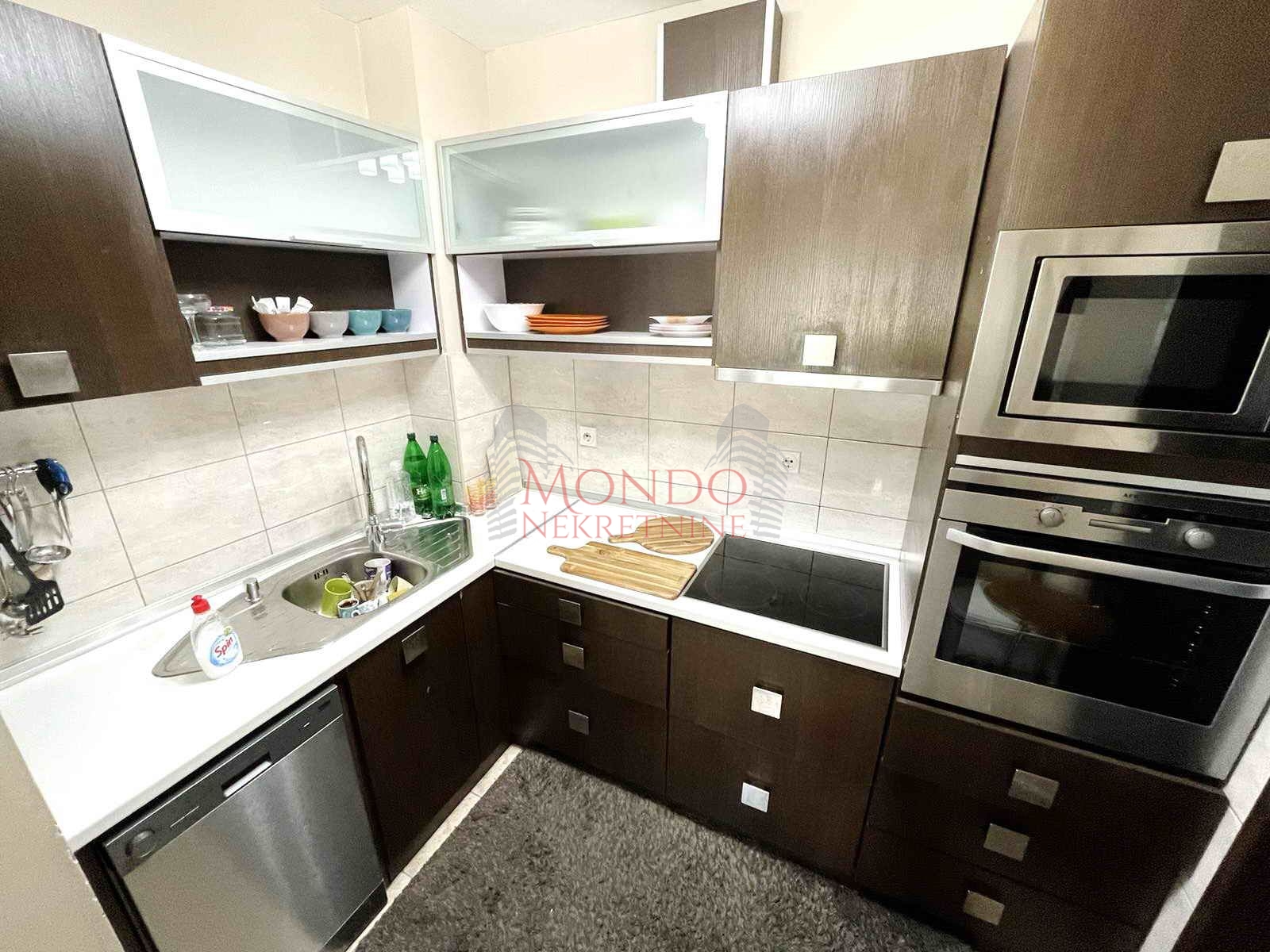 Četvorosoban stan u magodnu, renoviran, cg, Niš