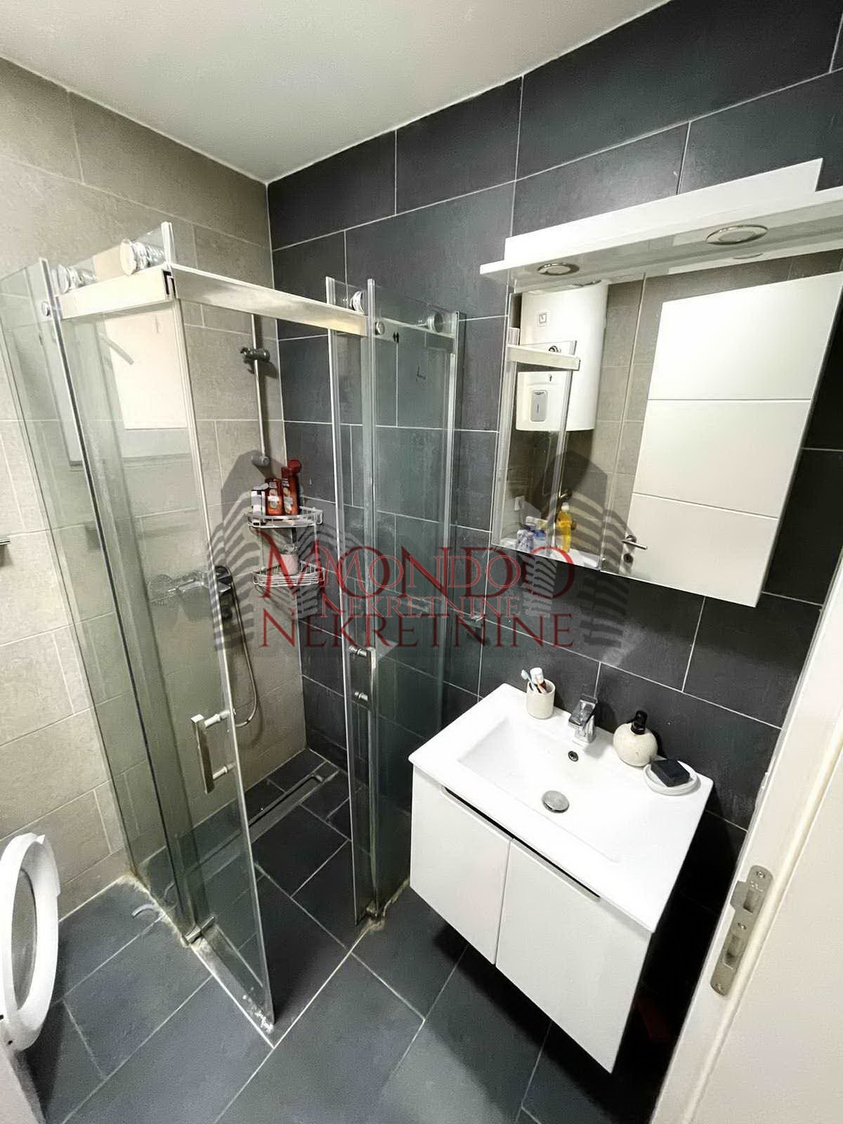 Izdaje se jednoiposoban stan u samom centru grada, parking!