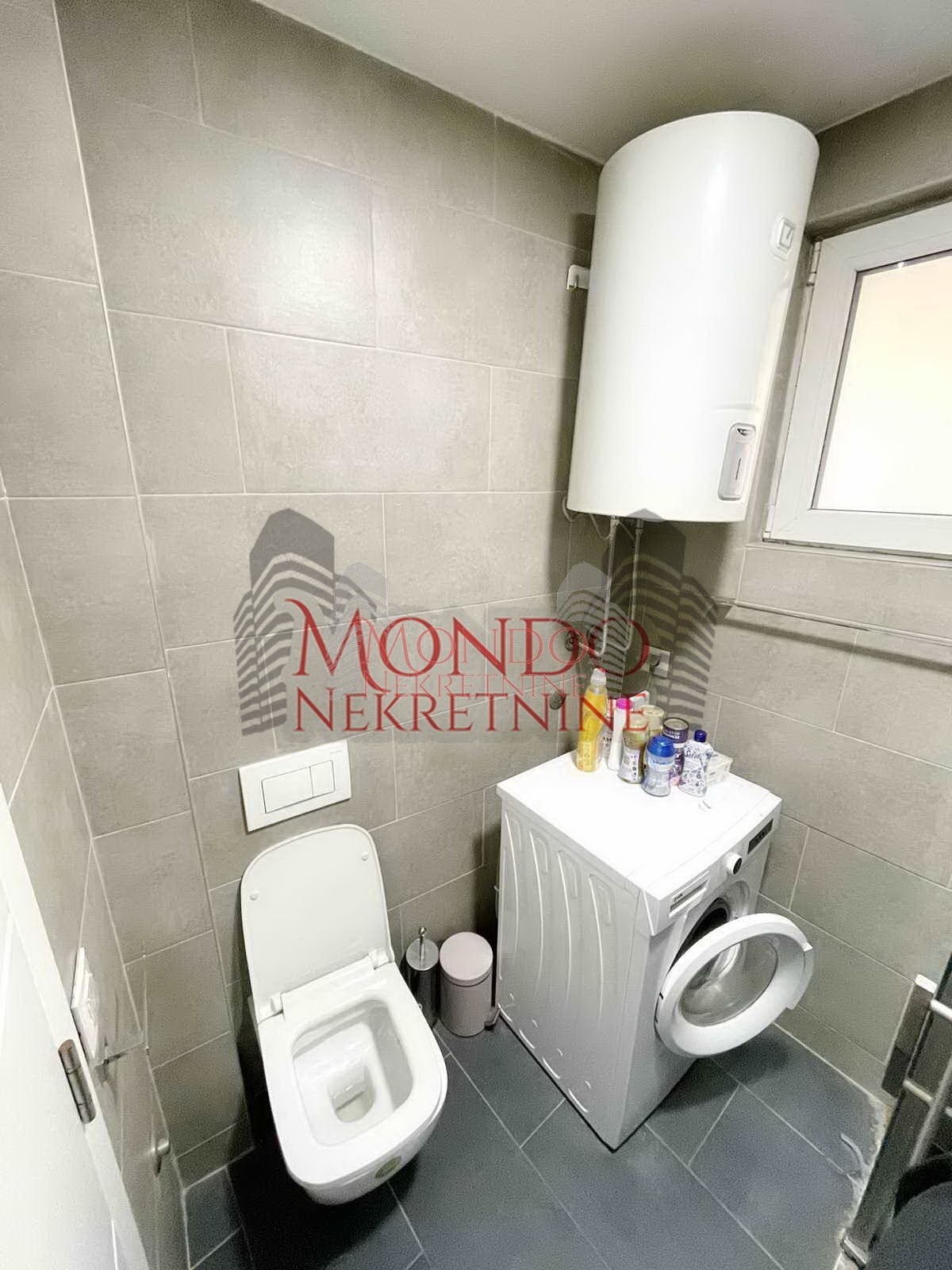 Izdaje se jednoiposoban stan u samom centru grada, parking!