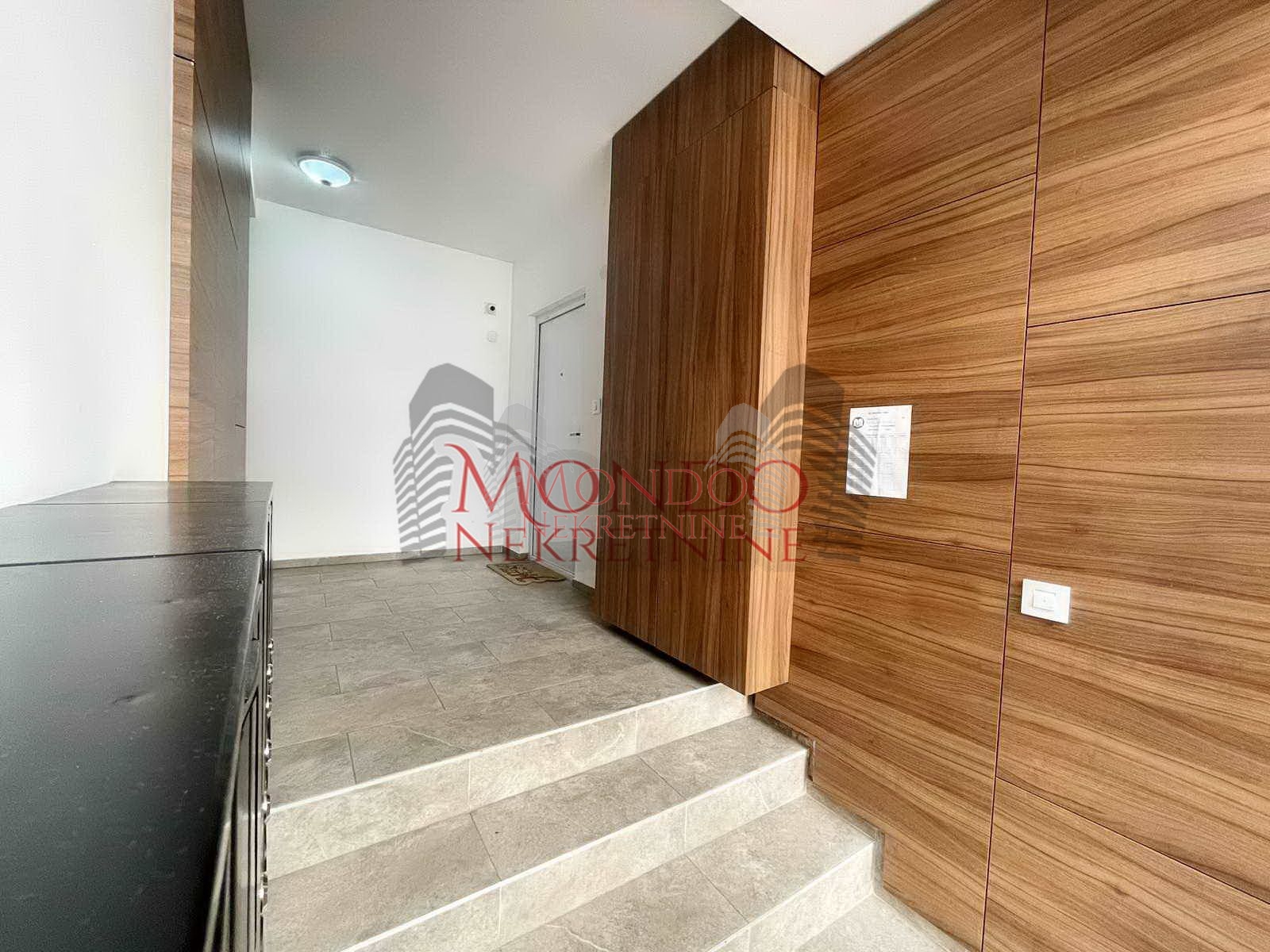 Izdaje se jednoiposoban stan u samom centru grada, parking!