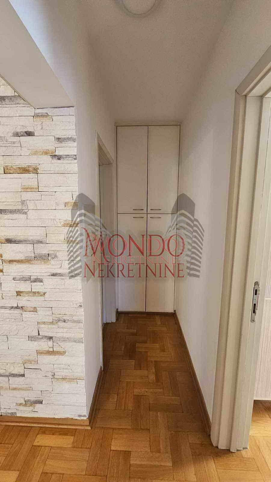 Trosoban stan 78m2 u poslovnom komplesu Magdon.