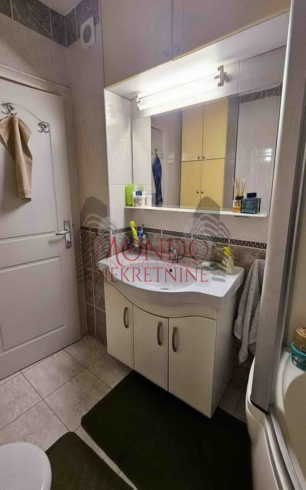 Trosoban stan 78m2 u poslovnom komplesu Magdon.