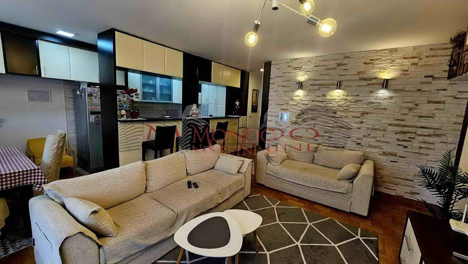 Trosoban stan 78m2 u poslovnom komplesu Magdon.