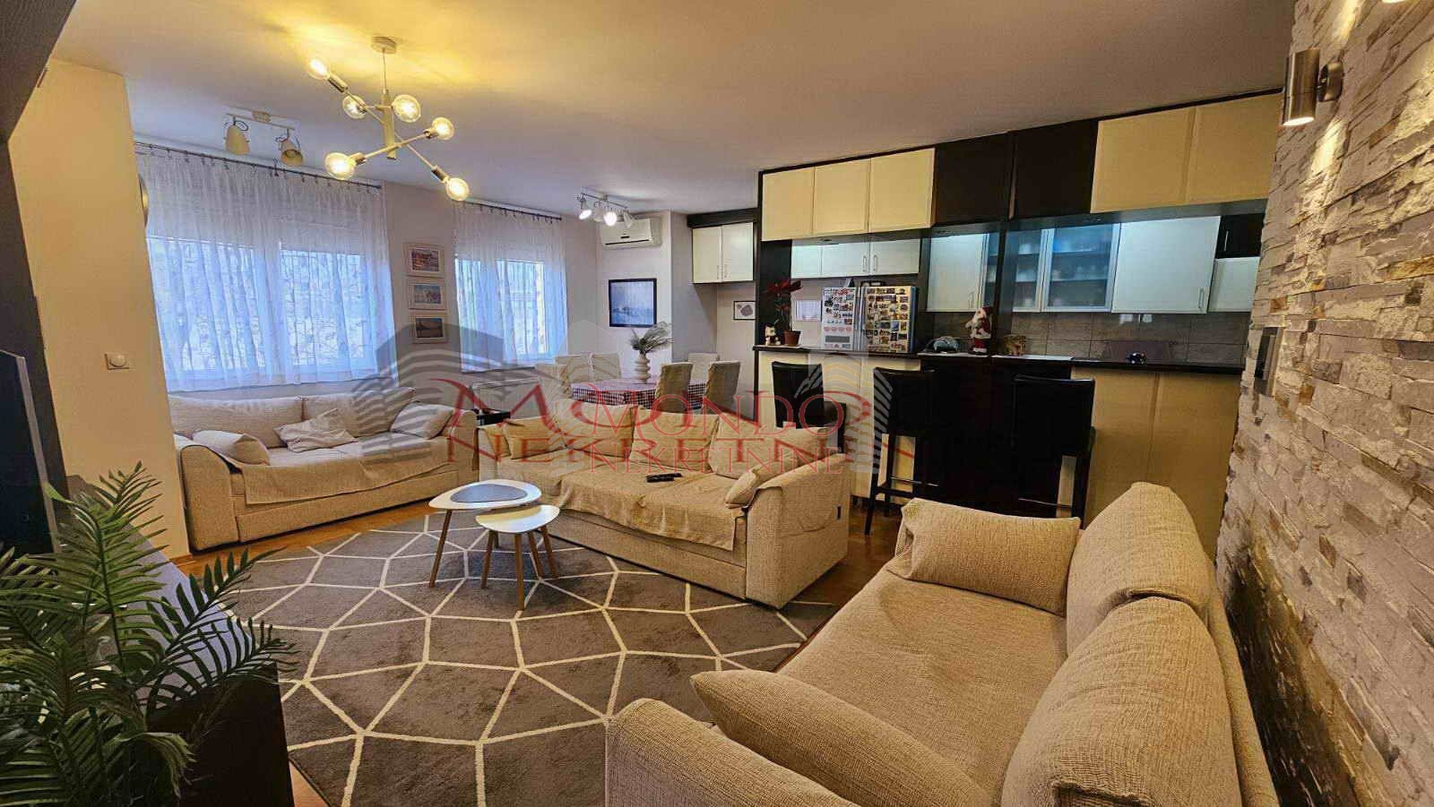 Trosoban stan 78m2 u poslovnom komplesu Magdon.