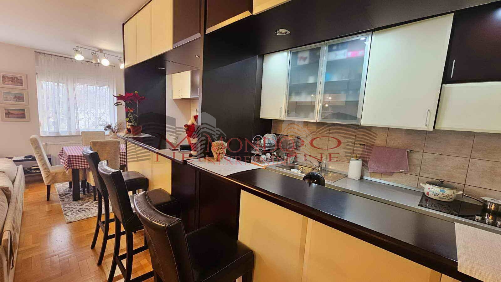 Trosoban stan 78m2 u poslovnom komplesu Magdon.