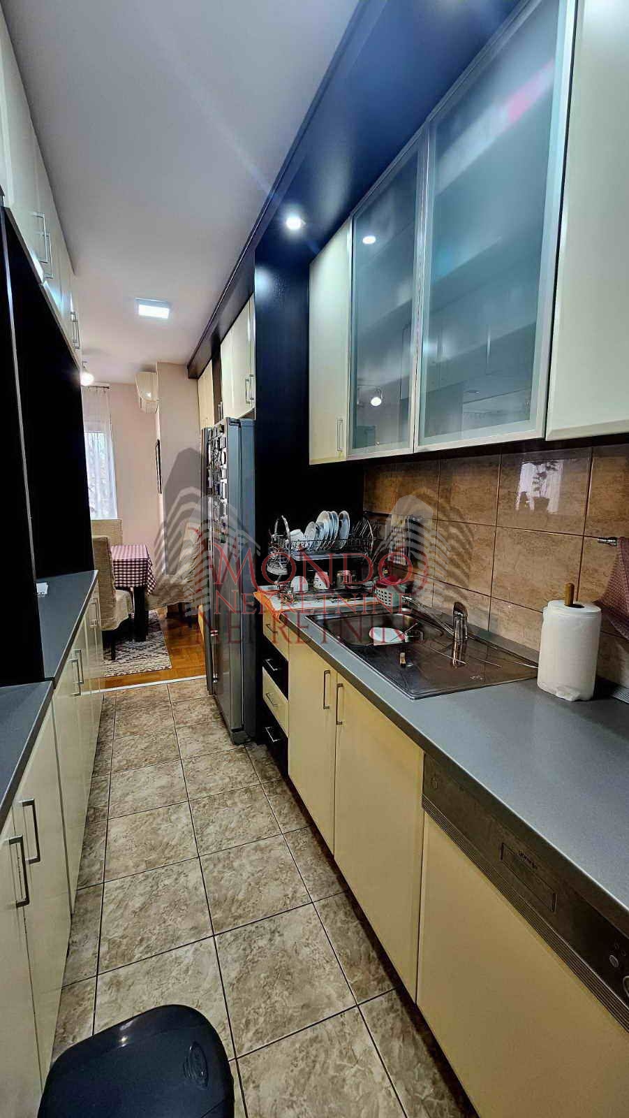 Trosoban stan 78m2 u poslovnom komplesu Magdon.