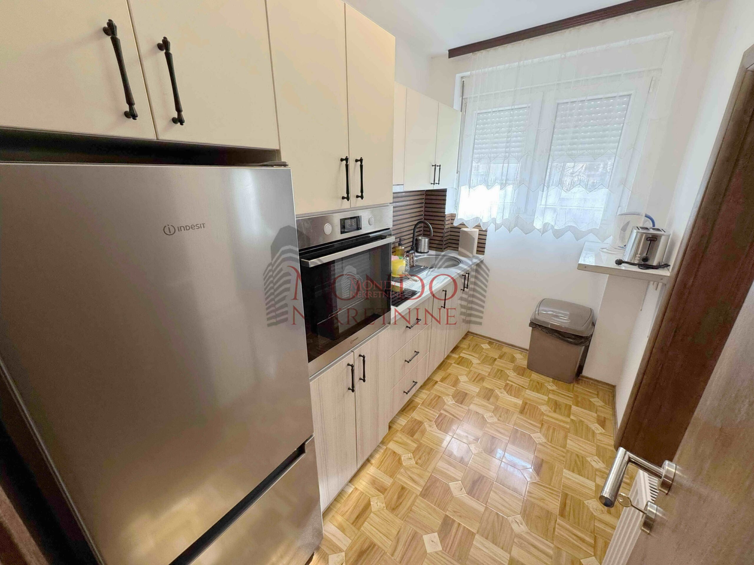 Dvosoban stan na Crvenom pevcu kod Anton pekare