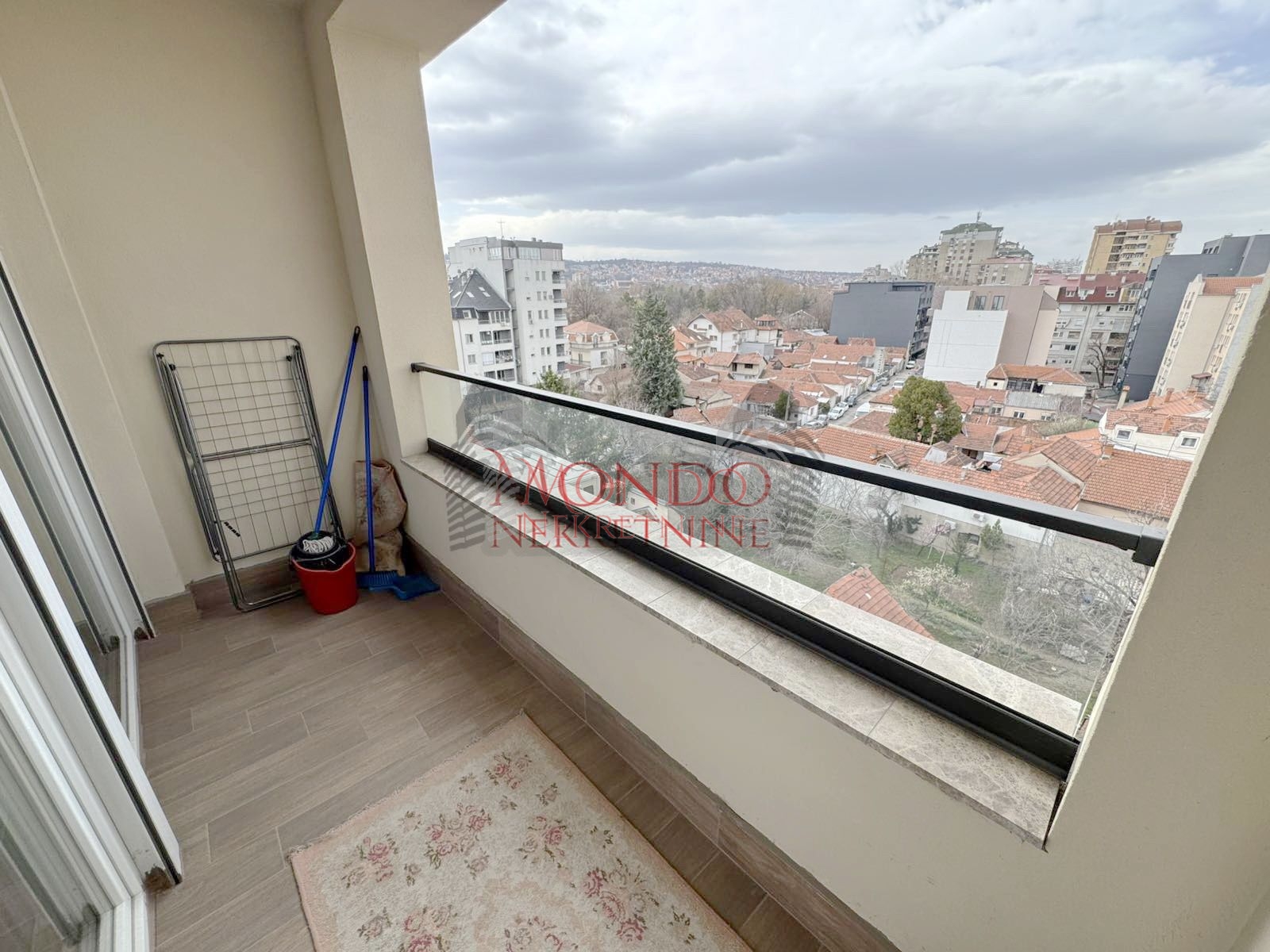 Jednoiposoban stan kod parka Cair preko puta Hale, novogradnja