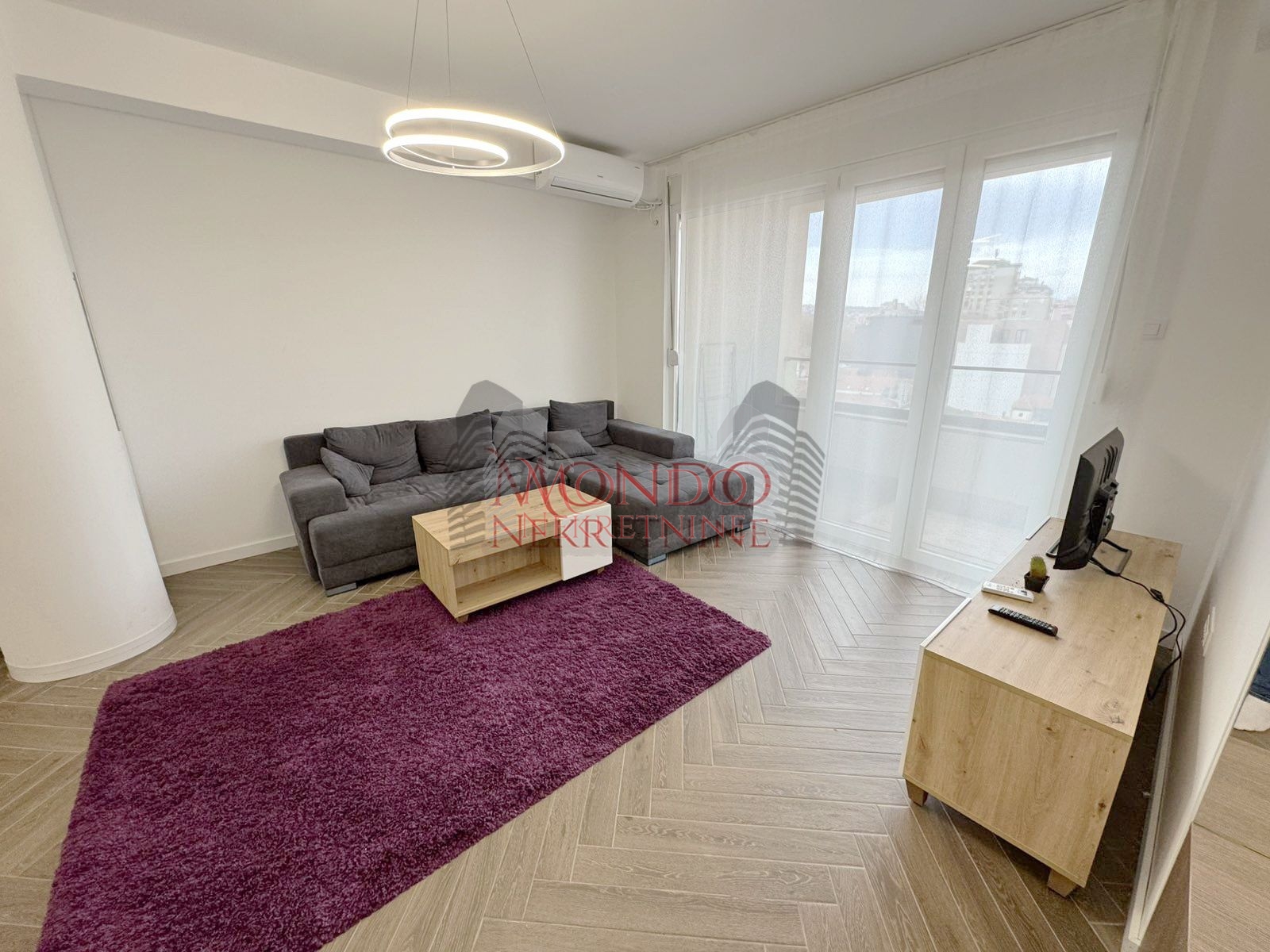 Jednoiposoban stan kod parka Cair preko puta Hale, novogradnja