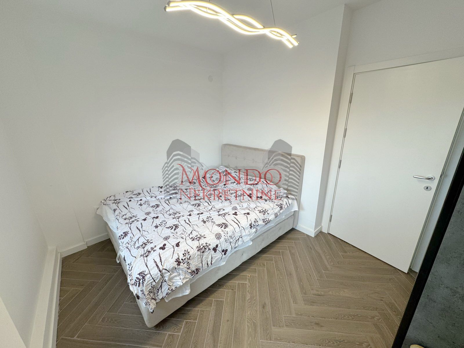 Jednoiposoban stan kod parka Cair preko puta Hale, novogradnja