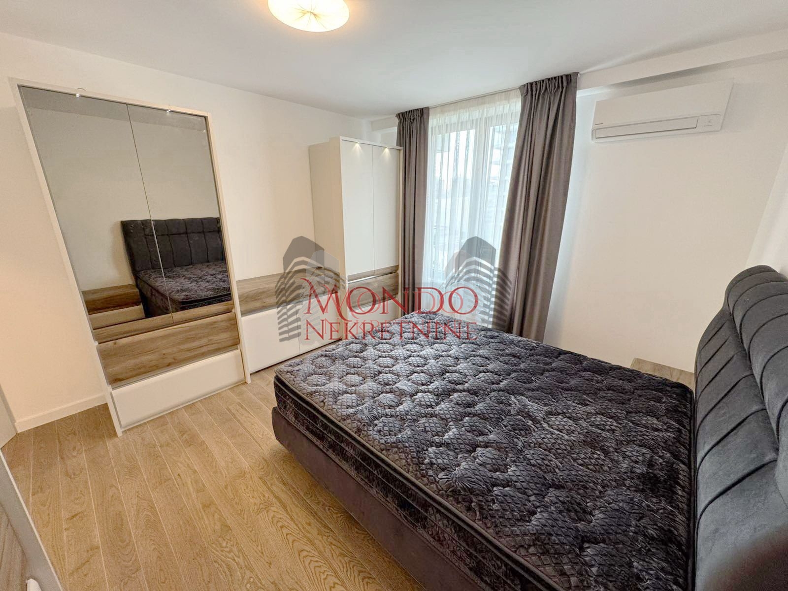 Trosoban opremljen stan u Delta Residence, neuseljavan