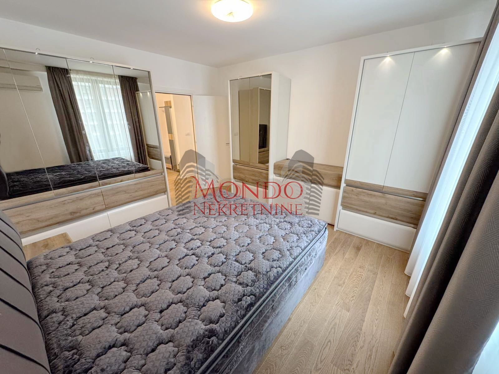 Trosoban opremljen stan u Delta Residence, neuseljavan