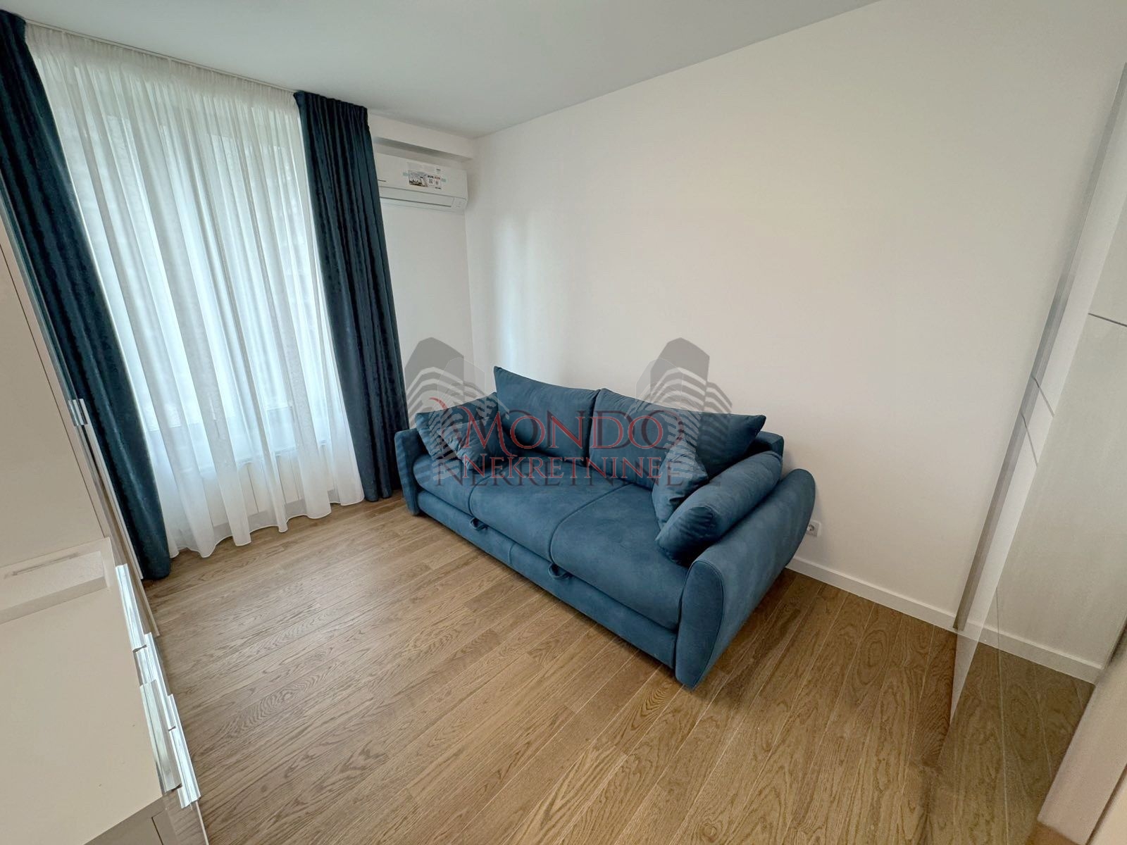 Trosoban opremljen stan u Delta Residence, neuseljavan