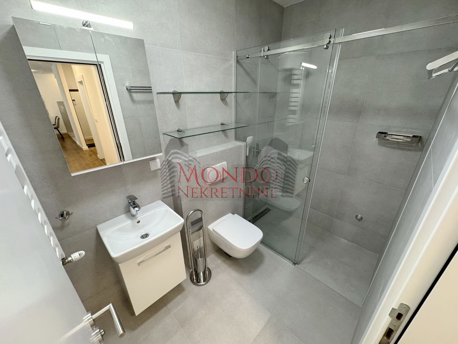 Trosoban opremljen stan u Delta Residence, neuseljavan