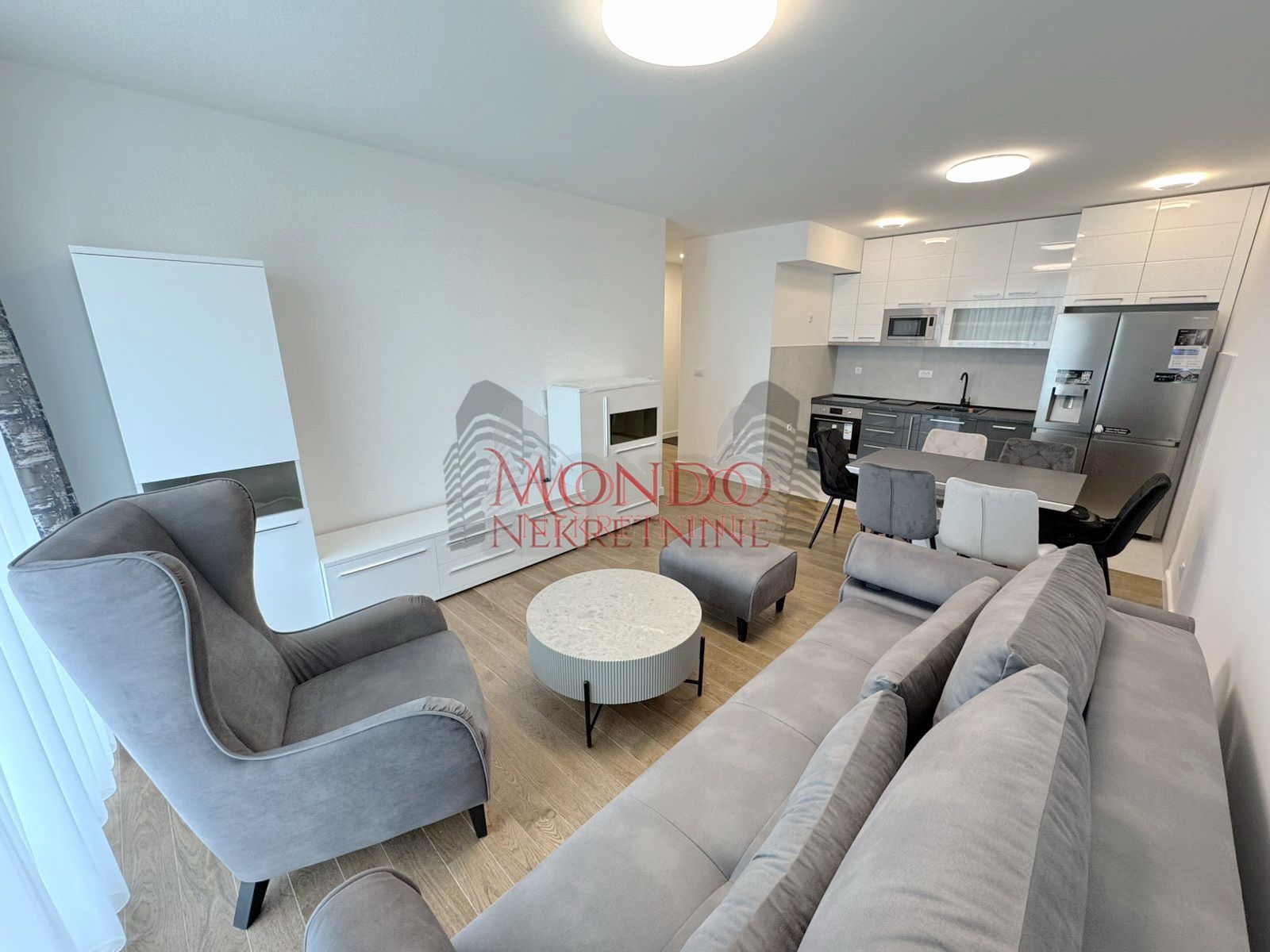 Trosoban opremljen stan u Delta Residence, neuseljavan