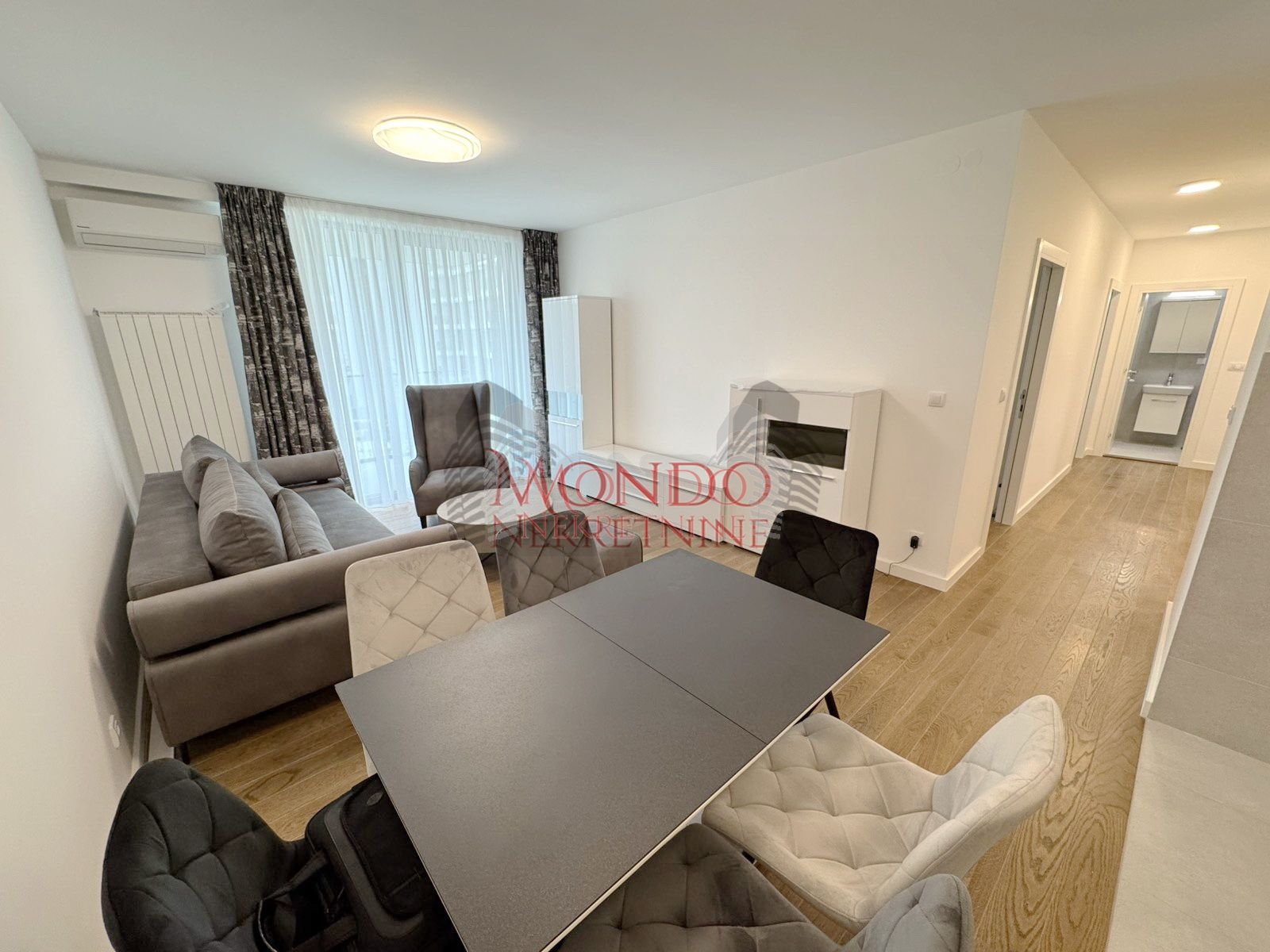 Trosoban opremljen stan u Delta Residence, neuseljavan