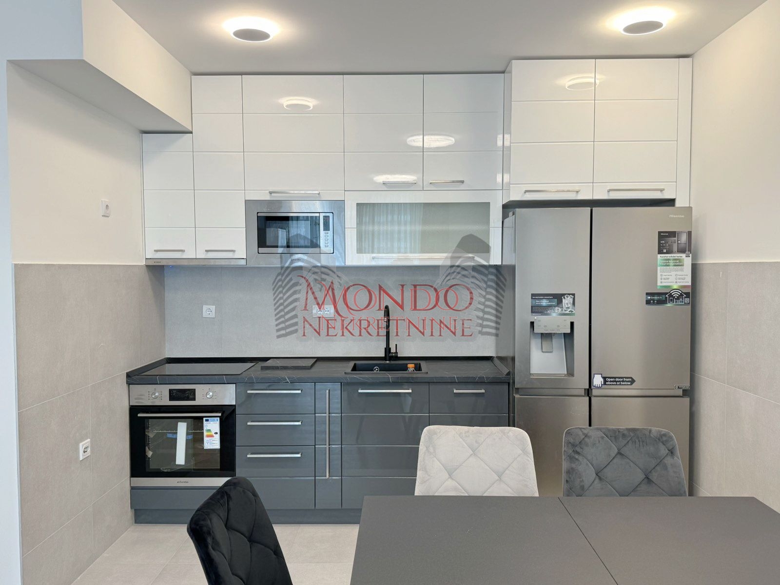 Trosoban opremljen stan u Delta Residence, neuseljavan