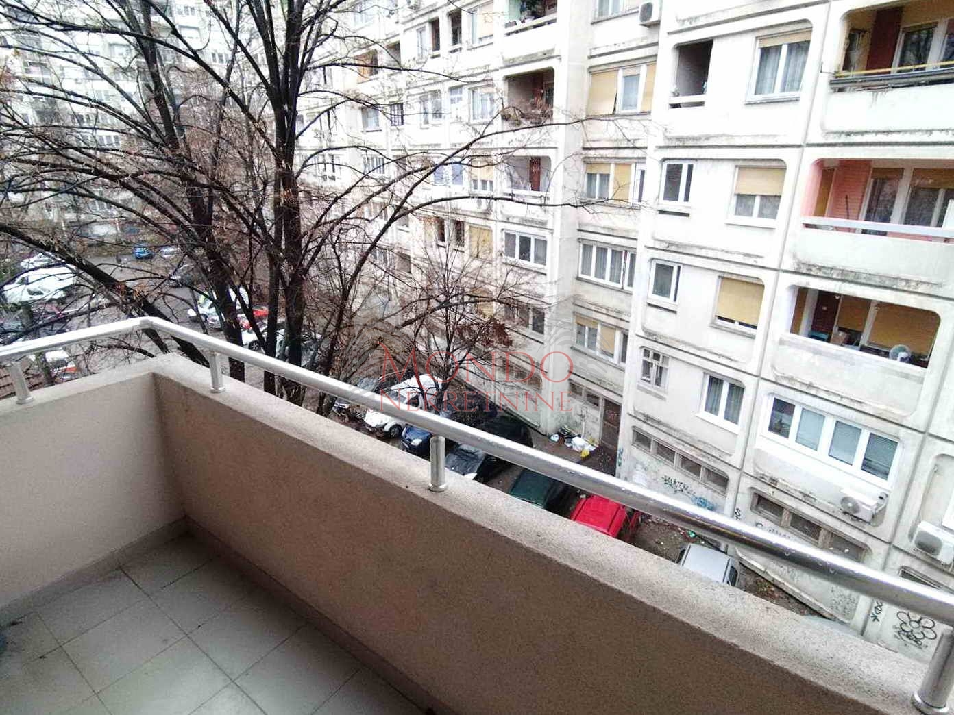 Jednoiposoban nov stan na Bulevaru Nemanjića