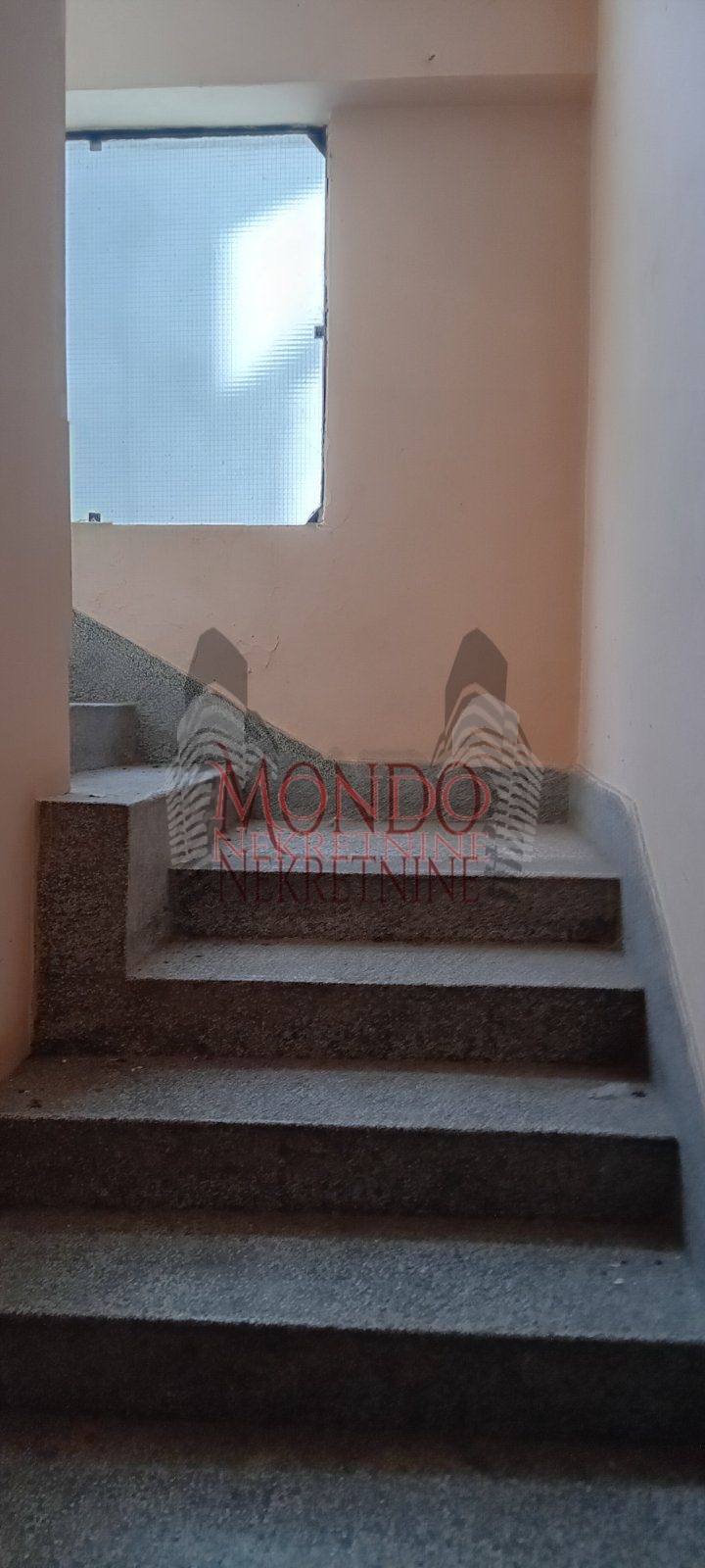 Izdaje se hotel na Camurlijskom putu.