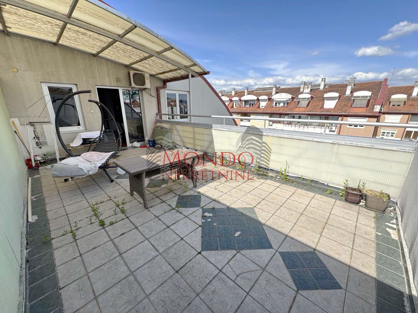 Dvosoban konforan stan u Duvanistu sa velikom terasom