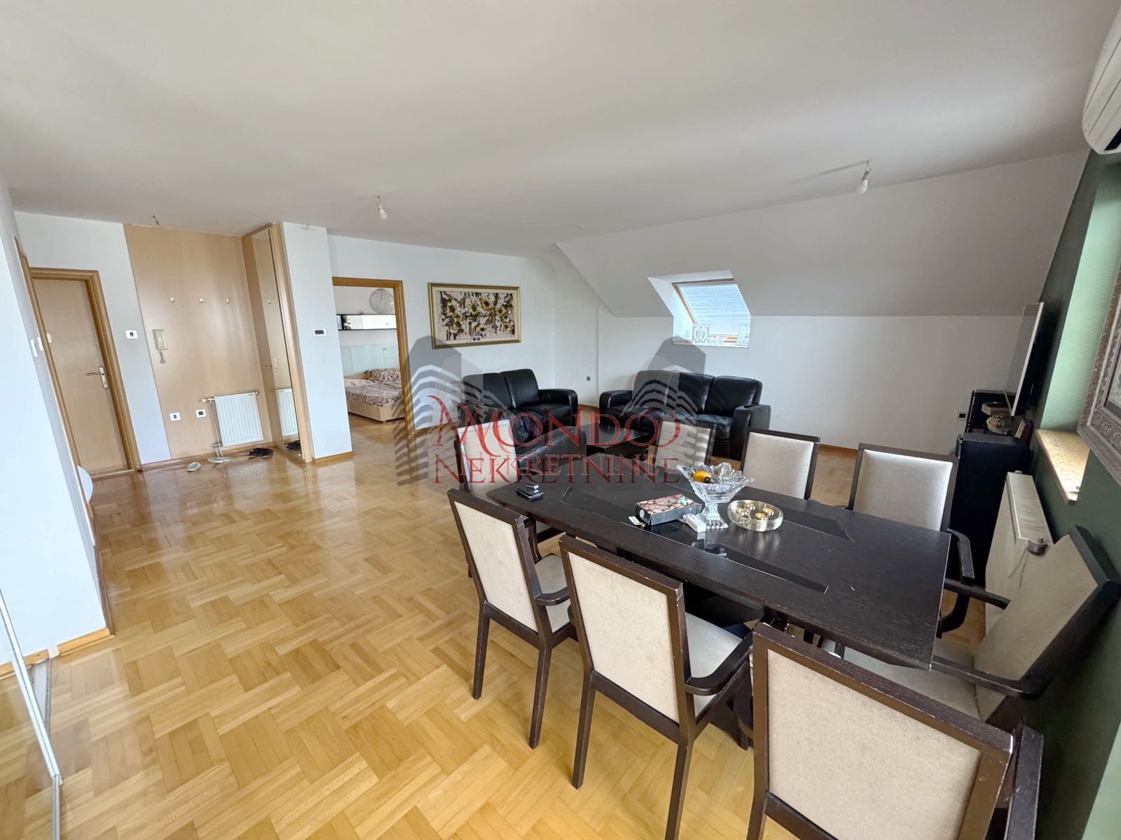 Dvosoban konforan stan u Duvanistu sa velikom terasom