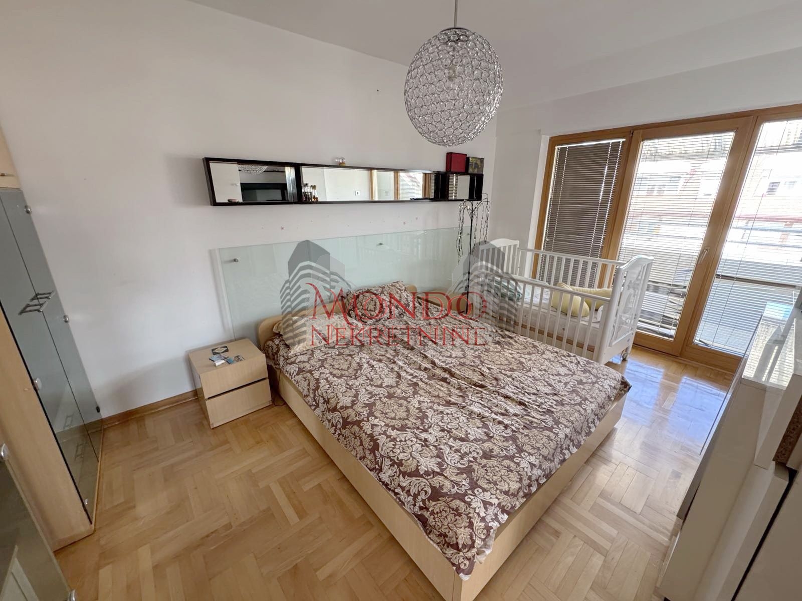 Dvosoban konforan stan u Duvanistu sa velikom terasom