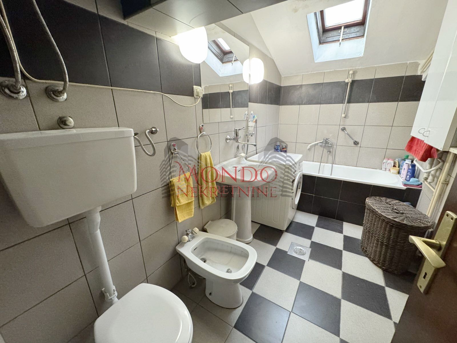 Trosoban stan na Bulevaru ul Blagoja Parovica kod Delte