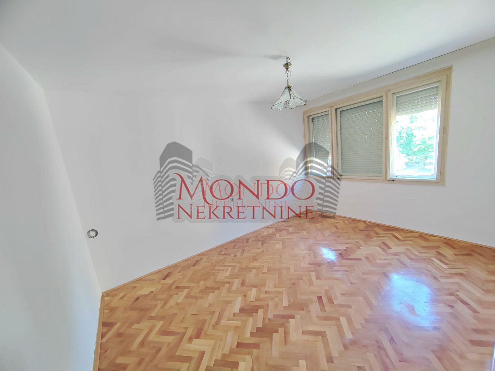 Izdaje se dvosoban nenamešten  stan