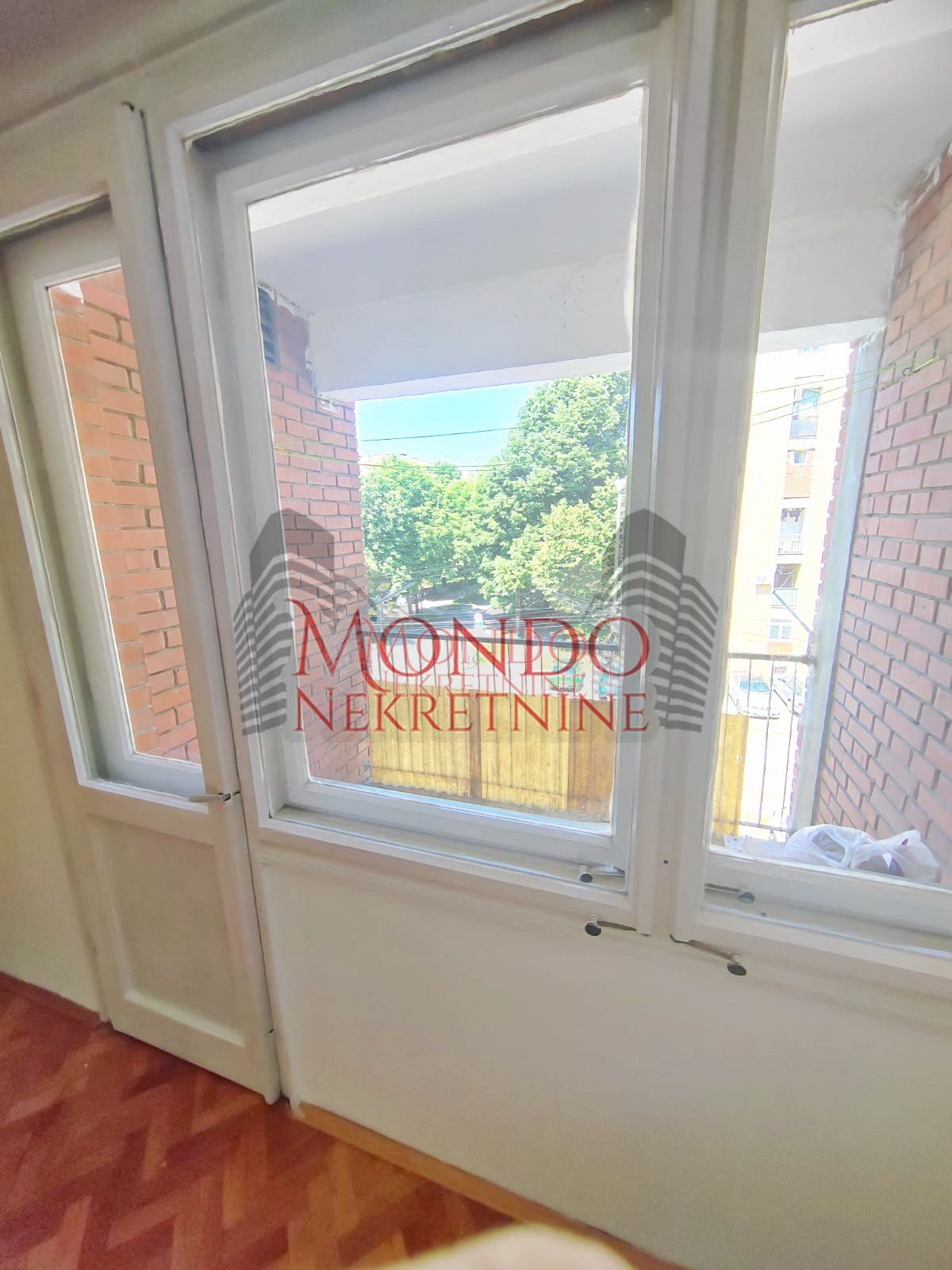 Izdaje se dvosoban nenamešten  stan