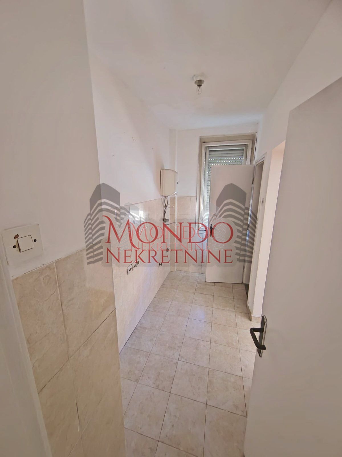 Izdaje se dvosoban nenamešten  stan