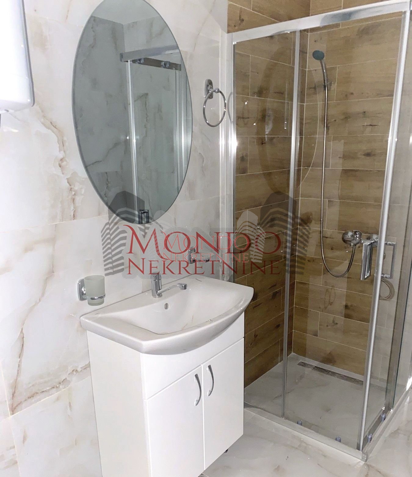 Luks jednoiposoban stan kod Doma zdravlja