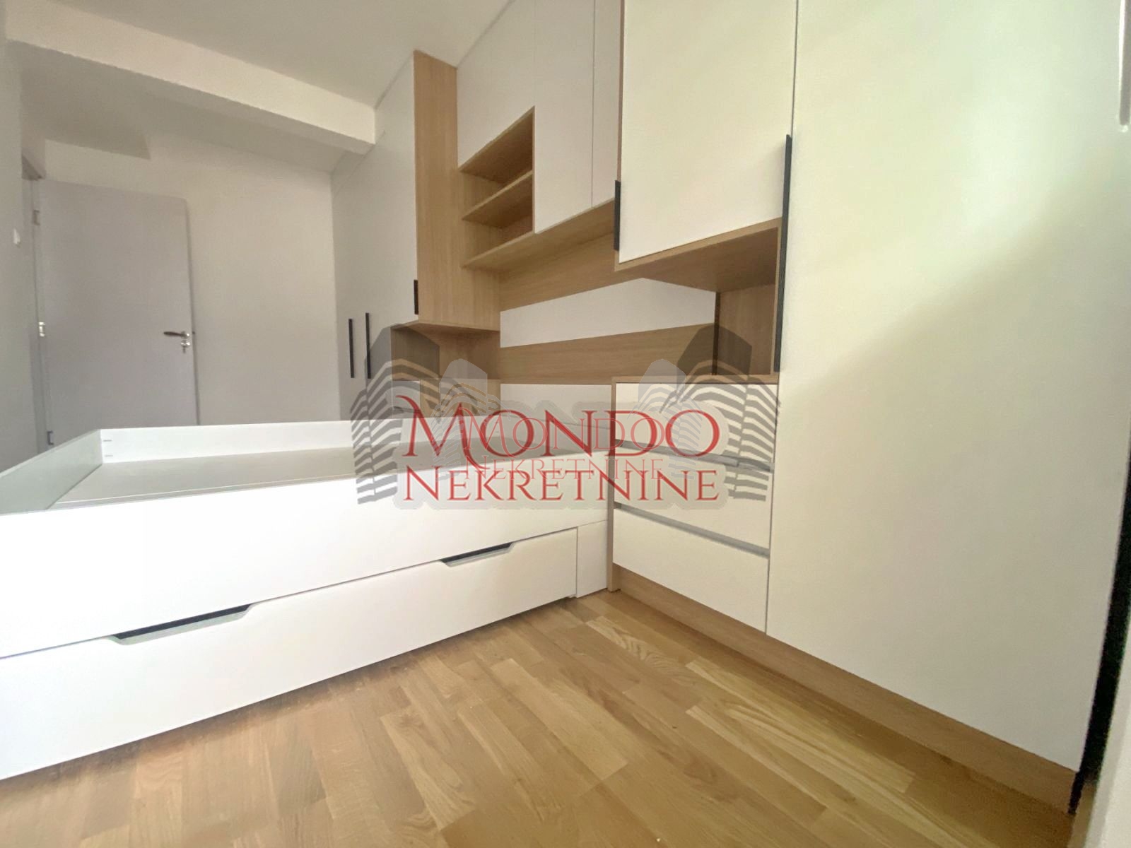 Luks jednoiposoban stan kod Doma zdravlja