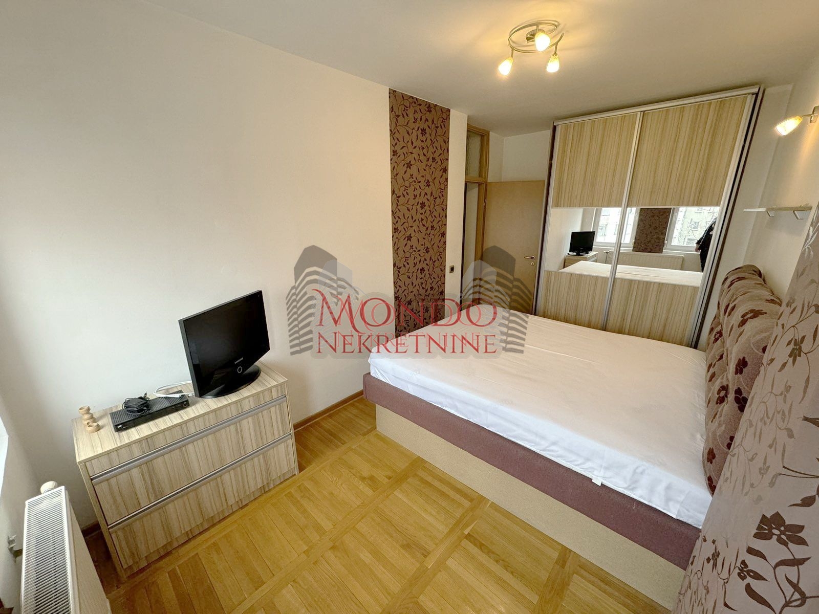 Izdaje se dvoiposoban stan u blizini centra grada sa garaznim mestom