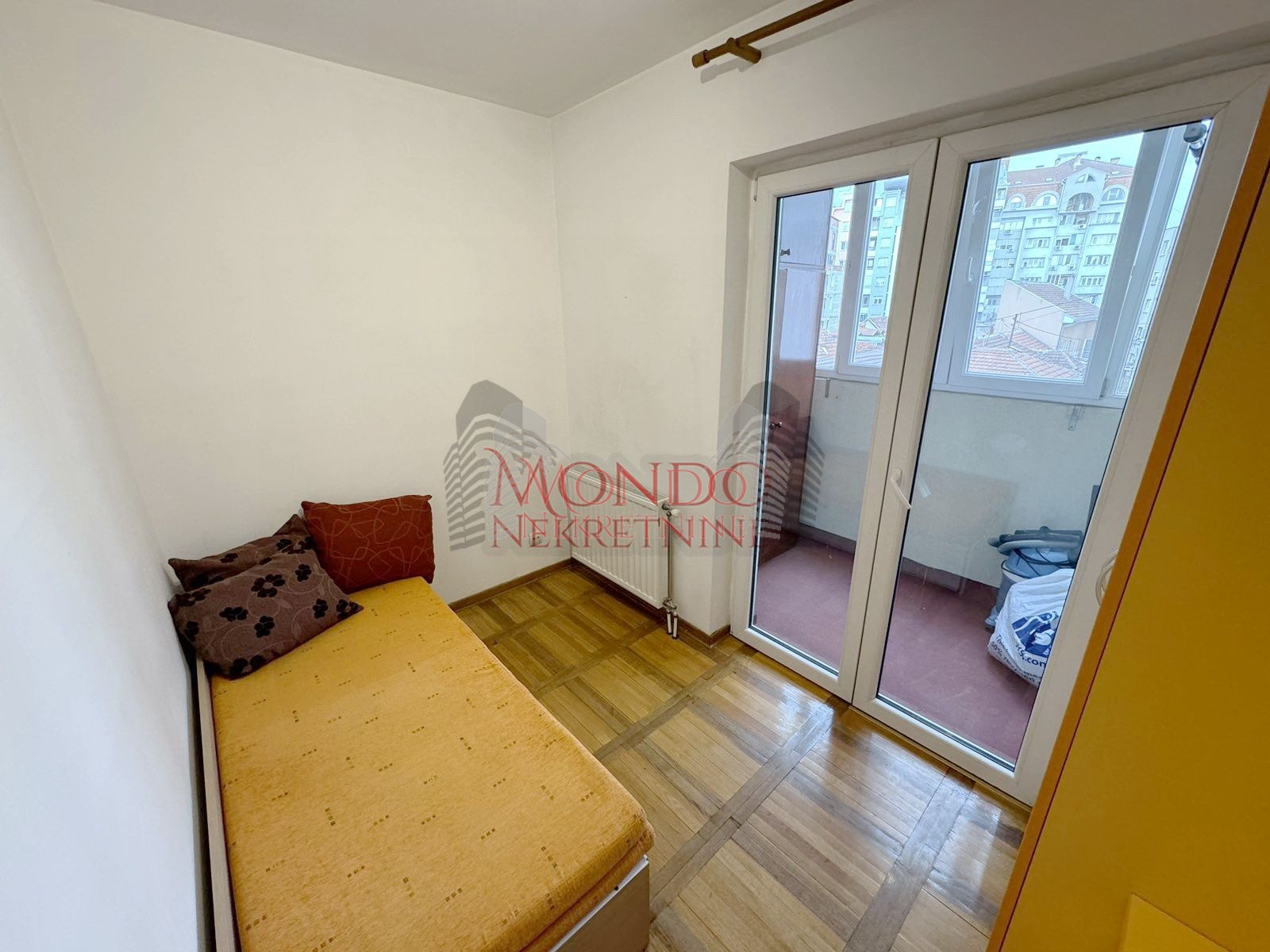 Izdaje se dvoiposoban stan u blizini centra grada sa garaznim mestom