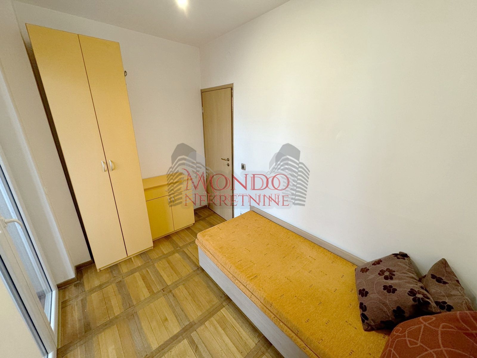 Izdaje se dvoiposoban stan u blizini centra grada sa garaznim mestom