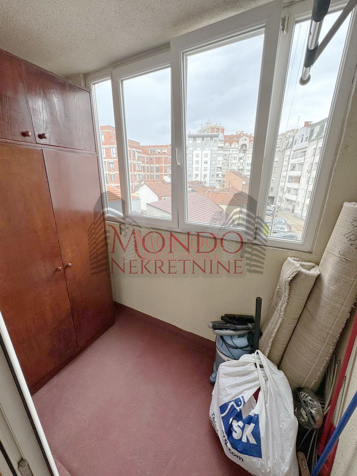 Izdaje se dvoiposoban stan u blizini centra grada sa garaznim mestom