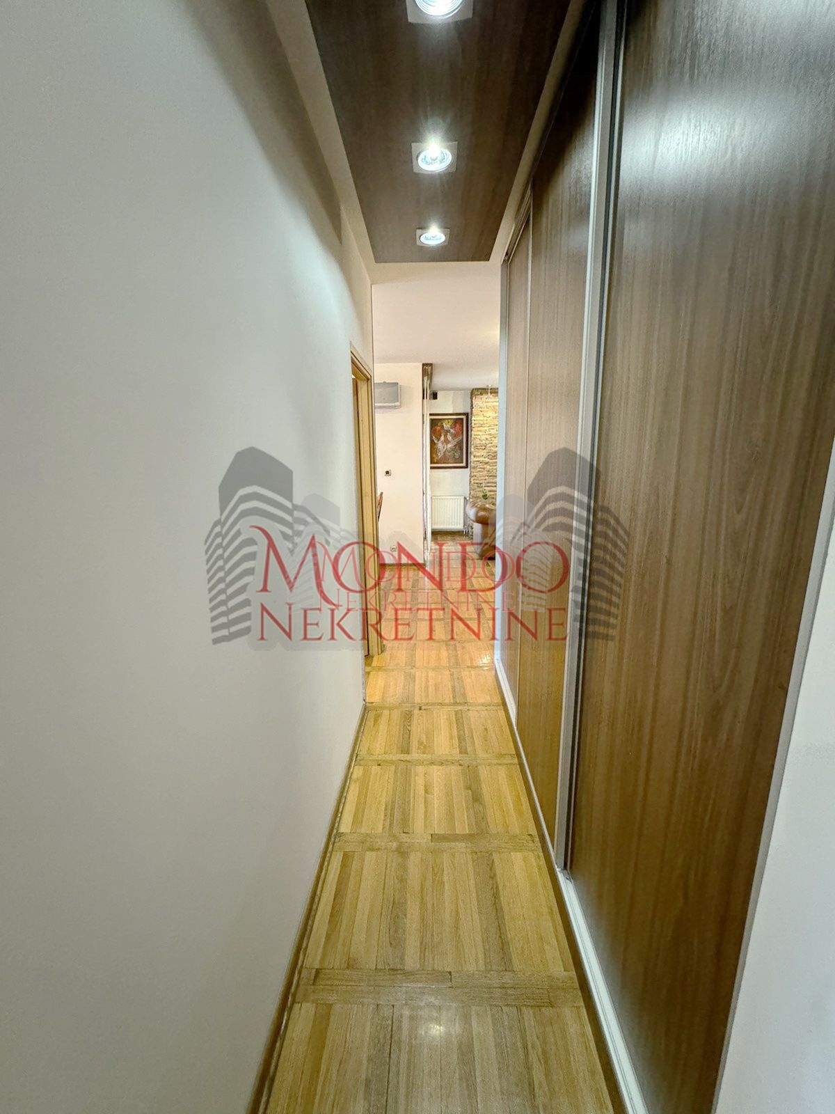 Izdaje se dvoiposoban stan u blizini centra grada sa garaznim mestom