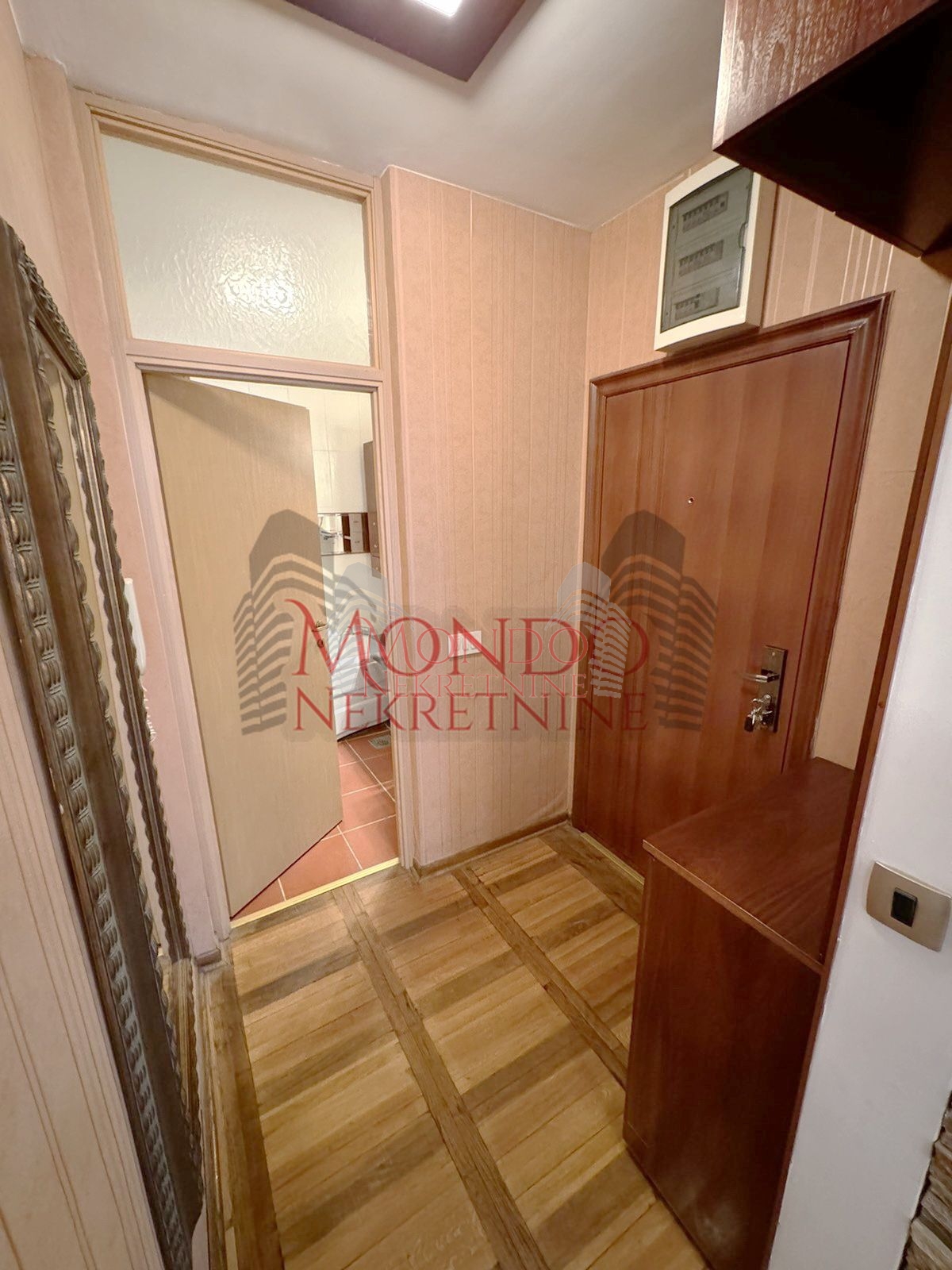 Izdaje se dvoiposoban stan u blizini centra grada sa garaznim mestom