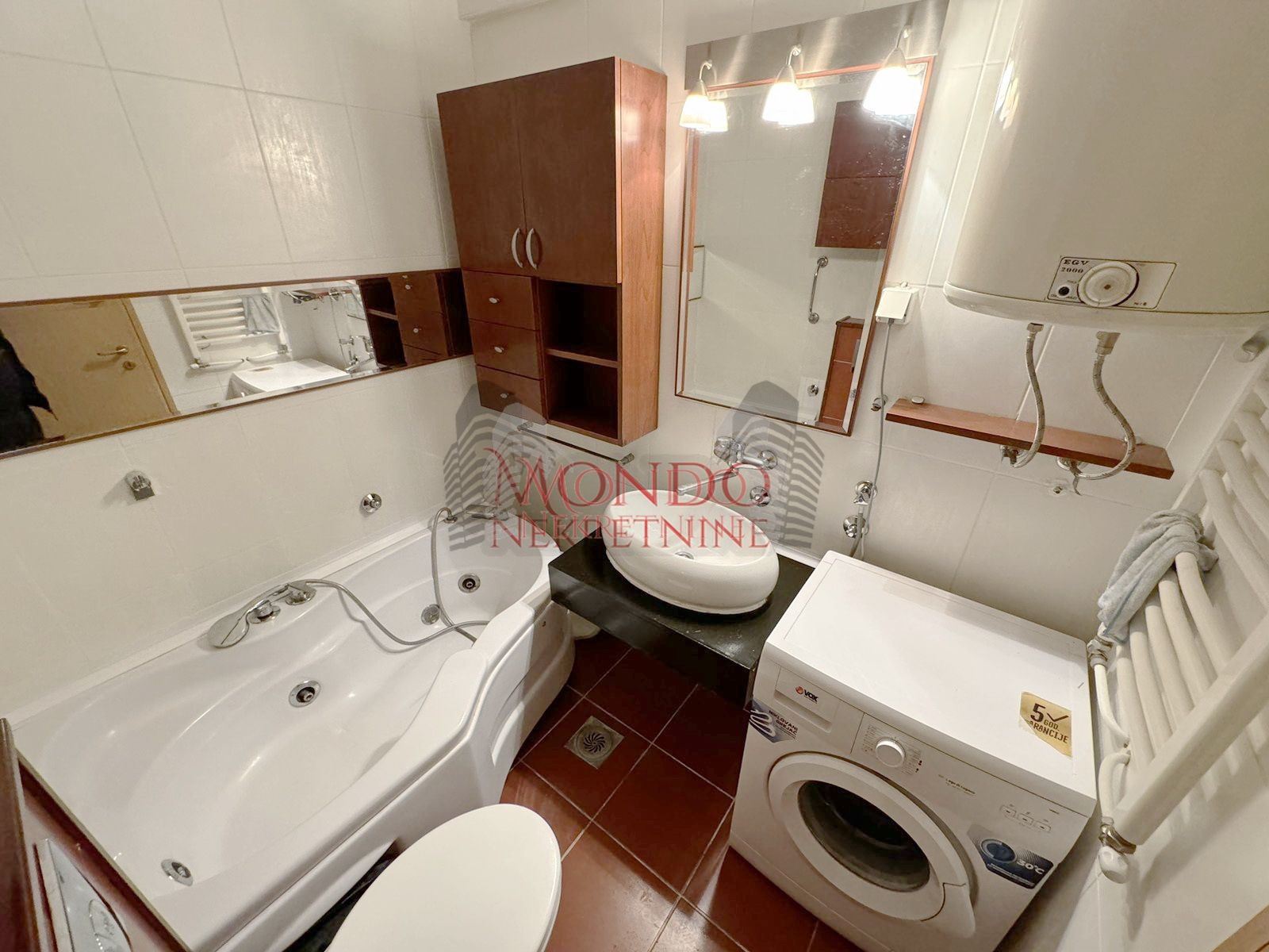 Izdaje se dvoiposoban stan u blizini centra grada sa garaznim mestom